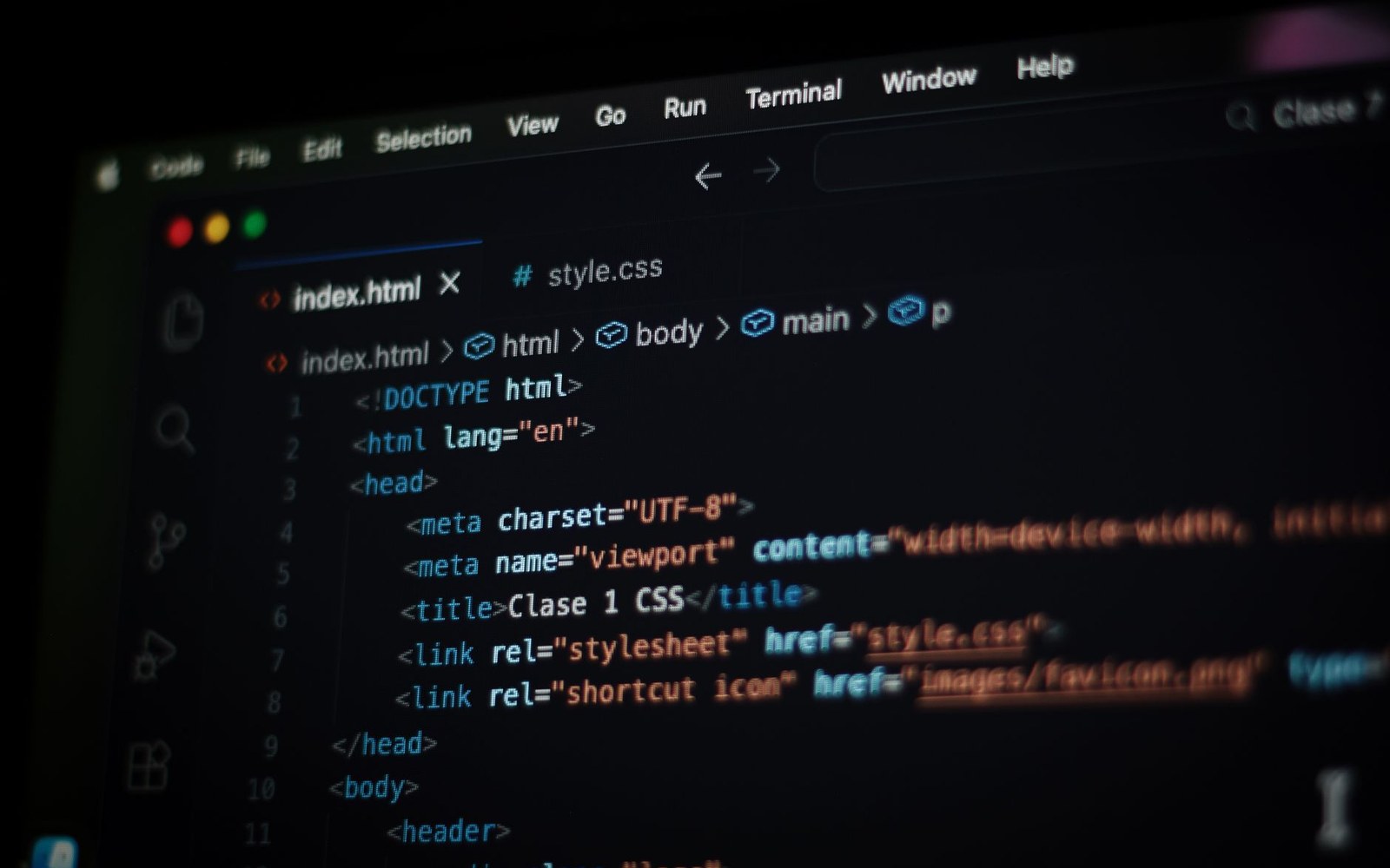 Code editor screen showing HTML markup with head tags and stylesheet links